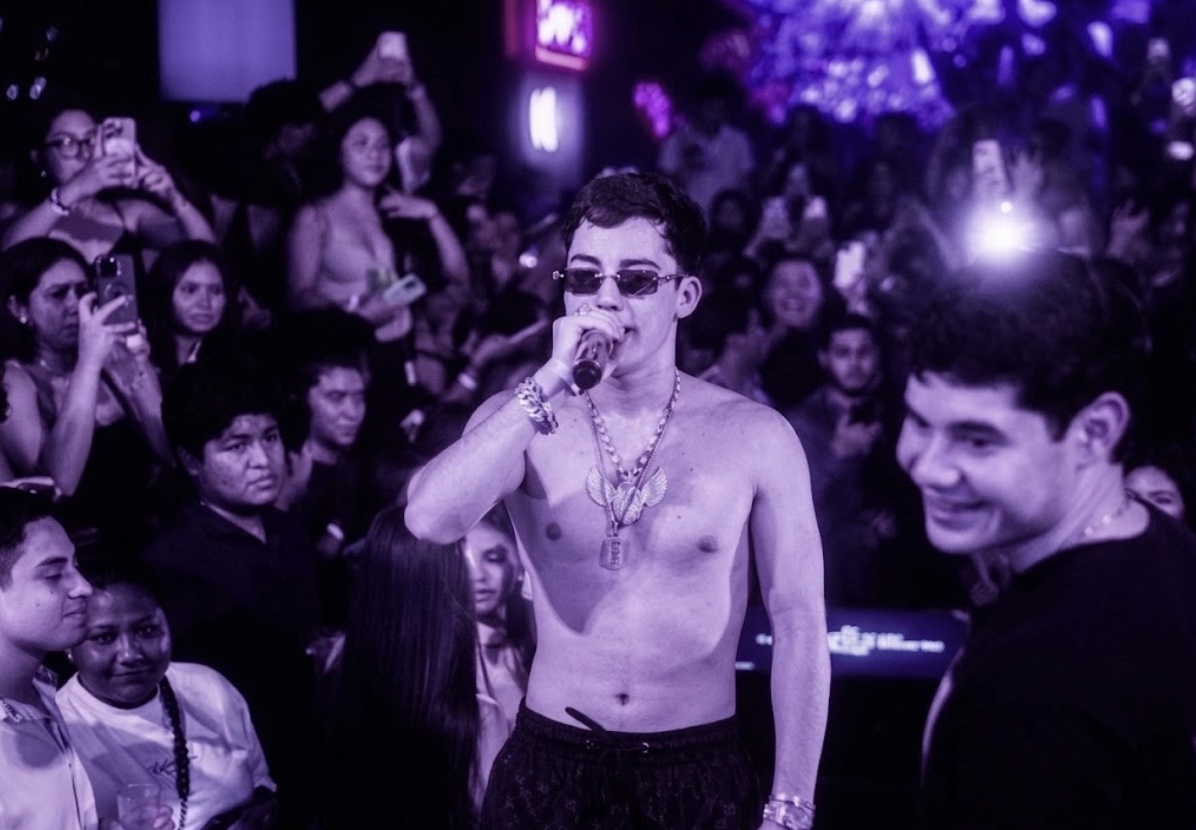 Kevin AMF cantando en medio de la multitud de Session 001